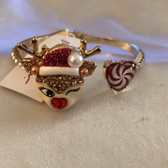 Betsey Johnson Jingle Bell Bling Reindeer Winking & Candy Heart Bangle NWT - Picture 14 of 16